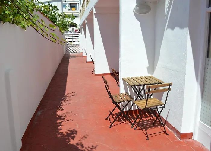 Jacaranda Apartments & Studios